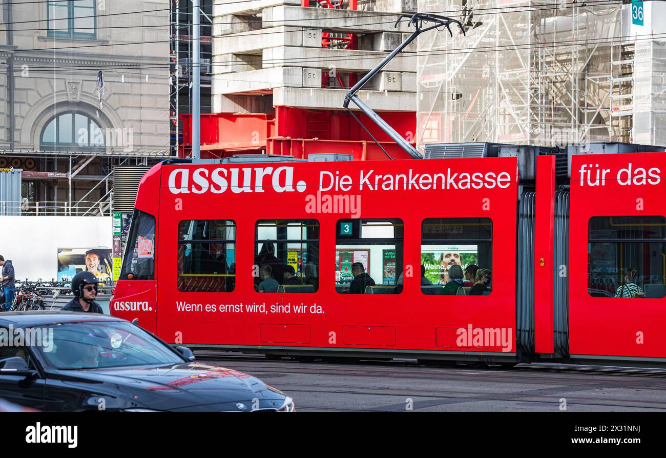 Ein Cobratram der Zürcher Verkehrsbetriebe (VBZ) trägt die Werbung der Schweizer Krankenkasse Assura. (Zürich, Schweiz, 29.10.2022) Banque D'Images