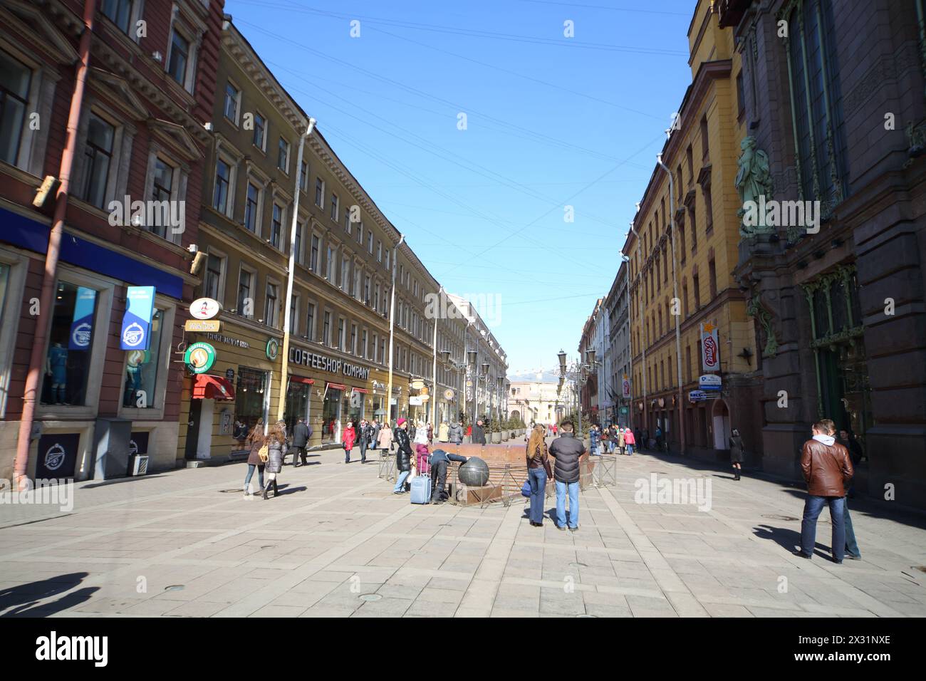 SAINT-PÉTERSBOURG - APR 6 : les gens marchent dans la rue Malaya Sadovaya, 6 avril 2013, St.Petersburg, Russie. Malaya Sadovaya - rue piétonne dans le Banque D'Images