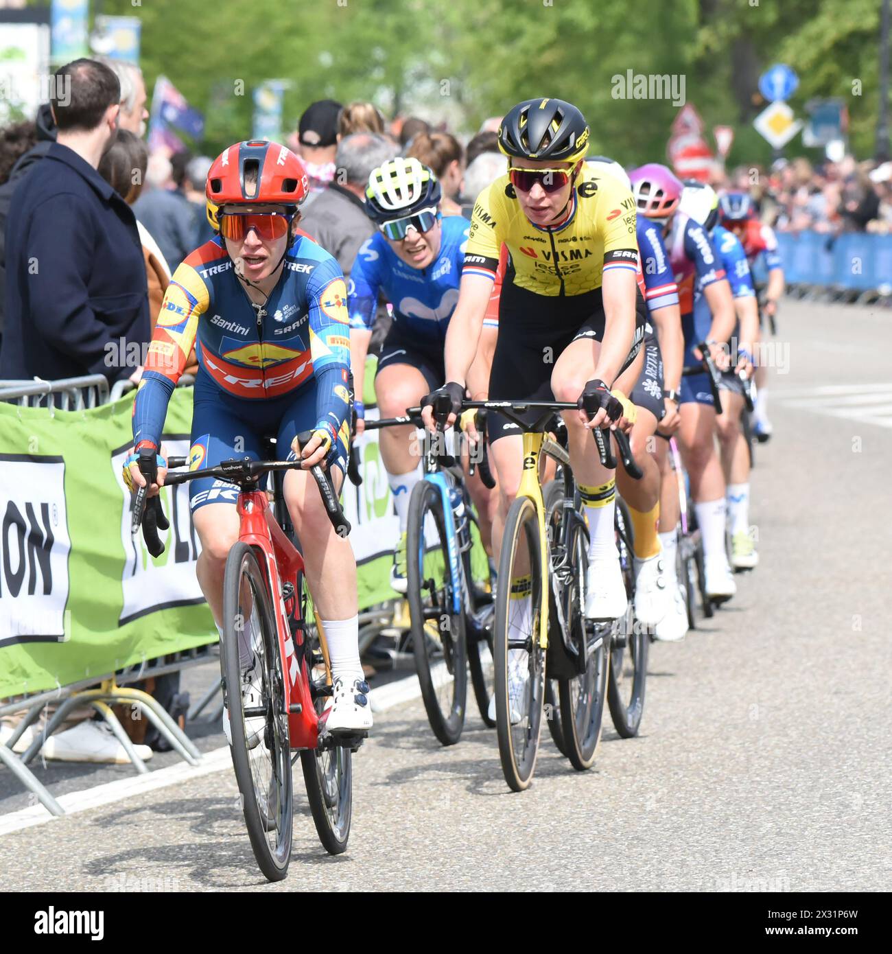 Amanda Spratt (Lidl-Trek) en tête du peloton Banque D'Images