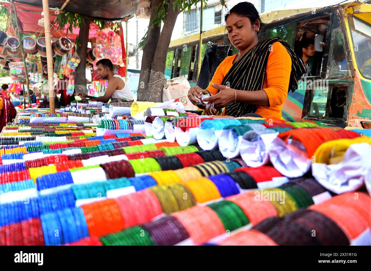 Chittagong, région de Laldighi, Bangladesh. 24 avril 2024. Une foire baisakhi de trois jours s’est tenue à Chittagong, au Bangladesh, à l’occasion de la 115ème édition du légendaire jeu Jabbar bali. Une foire rurale se déroule actuellement dans une zone d'environ trois kilomètres carrés autour de Laldighi autour de Jabbar Balikhela. Toute la région est animée avec des stands et des stands vendant des articles de décoration et divers souvenirs. (Crédit image : © Mohammed Shajahan/ZUMA Press Wire) USAGE ÉDITORIAL SEULEMENT! Non destiné à UN USAGE commercial ! Crédit : ZUMA Press, Inc/Alamy Live News Banque D'Images