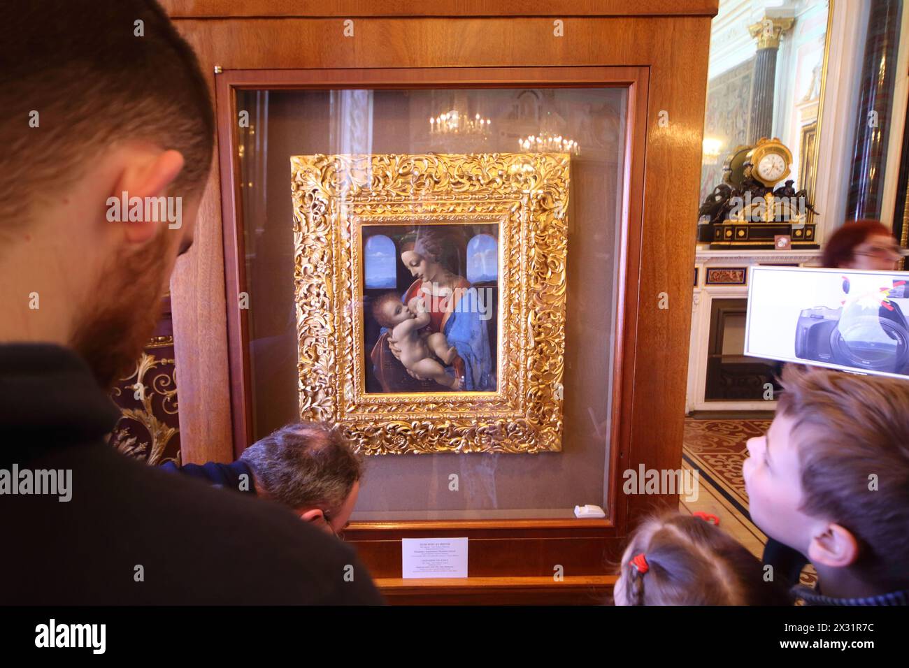 SAINT-PÉTERSBOURG - 7 avril : les gens envisagent une photo de Léonard de Vinci Madone et enfant (Madonna Litta), 7 avril 2013, St.Petersbourg, Russie. Banque D'Images