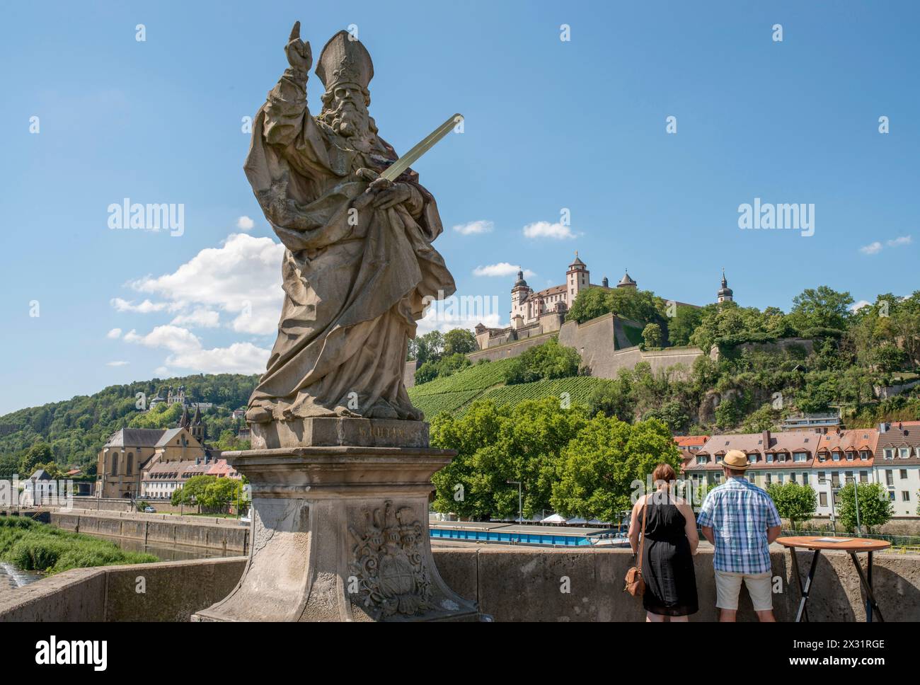 Géographie / voyage, Allemagne, Bavière, Wuerzbourg, Vieux pont principal, statue : Kilian, ADDITIONAL-RIGHTS-CLEARANCE-INFO-NOT-AVAILABLE Banque D'Images