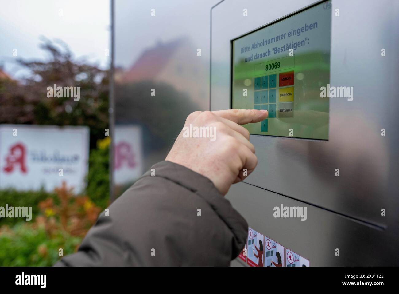 SYMBOL - 24 avril 2024, Bavière, Breitengüßbach : un homme tape un code numérique dans la machine de ramassage à l'extérieur d'une pharmacie pour récupérer les médicaments précommandés en dehors des heures d'ouverture. De plus en plus de pharmacies se tournent vers l’automatisation. Photo : Pia Bayer/dpa Banque D'Images