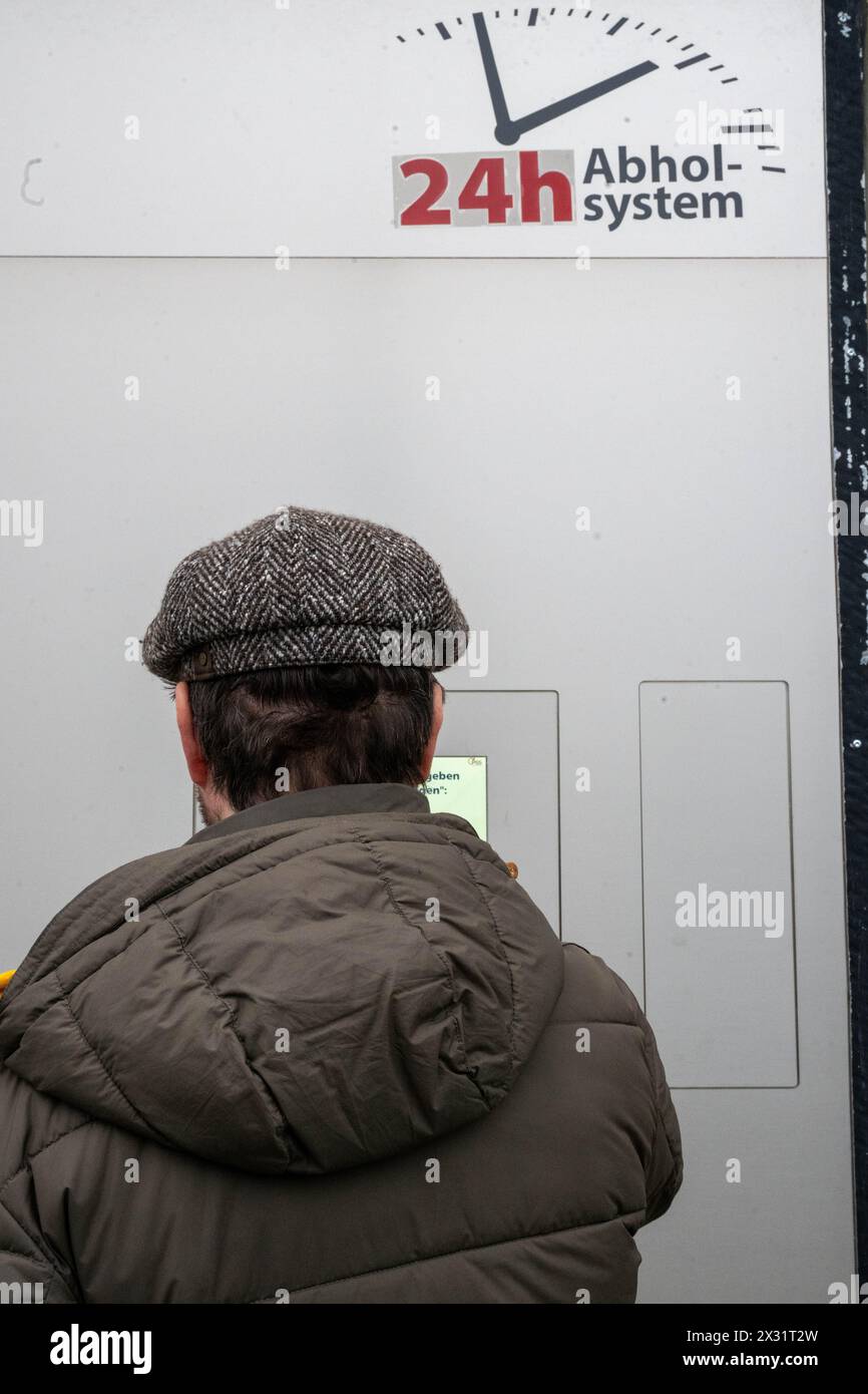 SYMBOL - 24 avril 2024, Bavière, Breitengüßbach : un homme tape un code numérique dans la machine de ramassage à l'extérieur d'une pharmacie pour récupérer les médicaments précommandés en dehors des heures d'ouverture. De plus en plus de pharmacies se tournent vers l’automatisation. Photo : Pia Bayer/dpa Banque D'Images