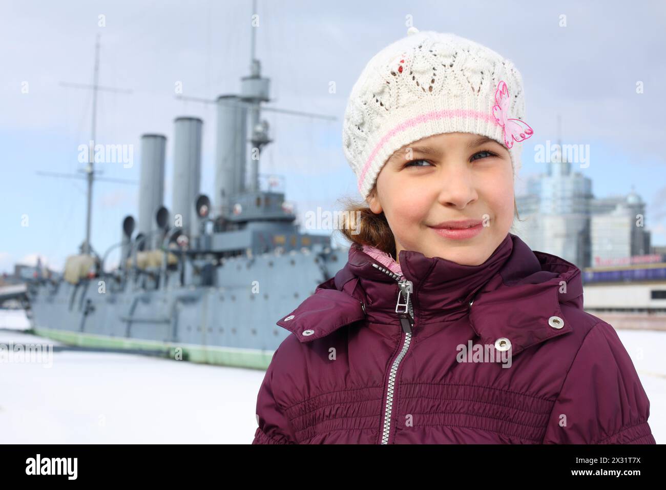 Portrait d'une jeune fille contre le croiseur Aurora au quai de Petrogradskaya en parfait Pétersbourg, Russie Banque D'Images