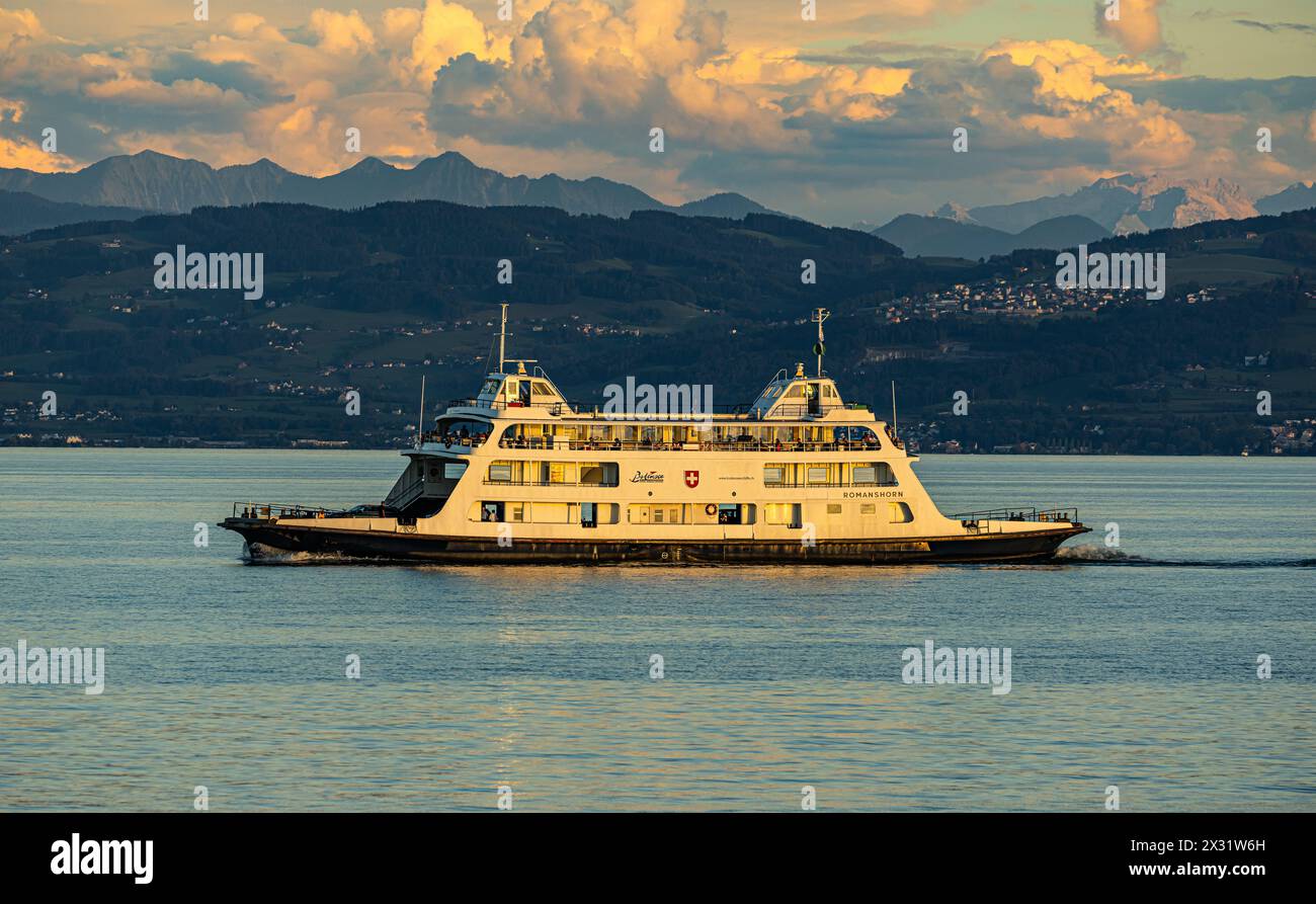 In den Abendstunden fährt die Autofähre Romanshorn den Hafen von Friedrichshafen an. (Romanshorn, Schweiz, 21.08.2023) Banque D'Images