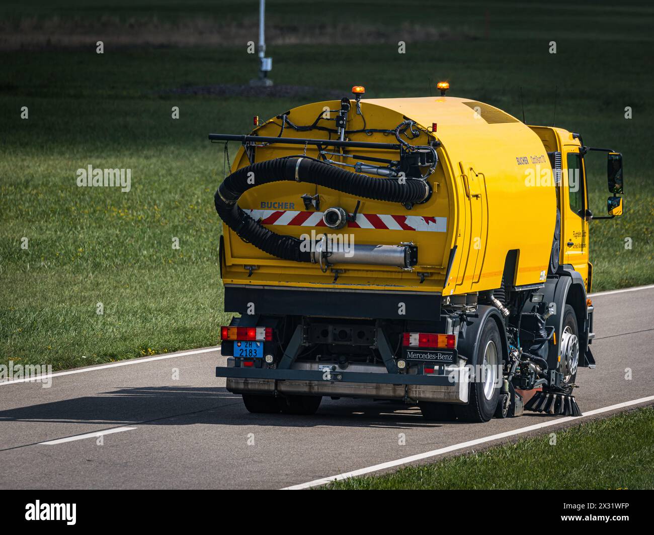 Eine Strassenreinignungsmaschine reinigt die Verkehrswege innerhalb des Flughafen Zürich. (Oberglatt, Schweiz, 29.08.2022) Banque D'Images