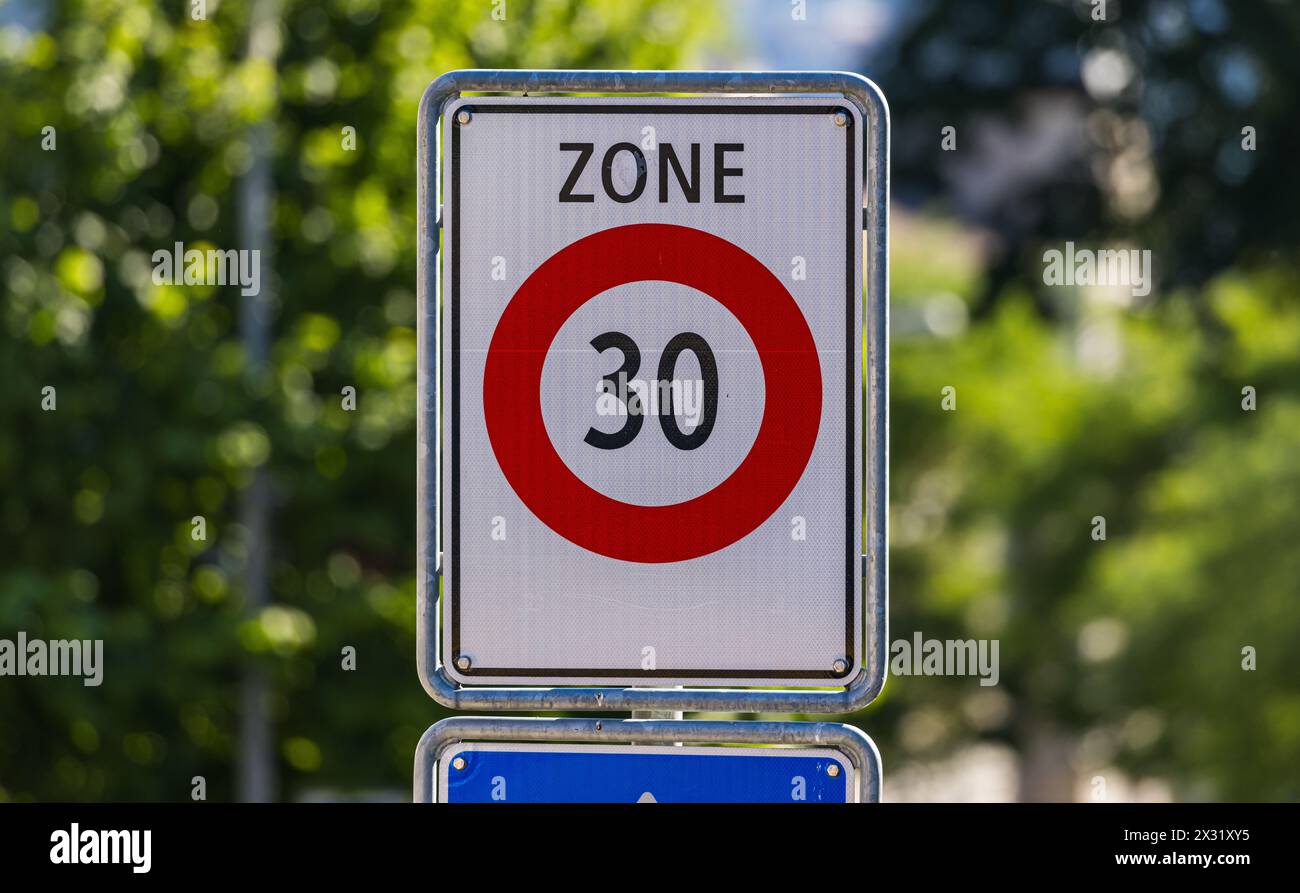 Eine Tafel die Autofahrer darauf hinweist, das sie in eine 30er zone hinein fahren. (Zürich, Schweiz, 26.06.2022) Banque D'Images