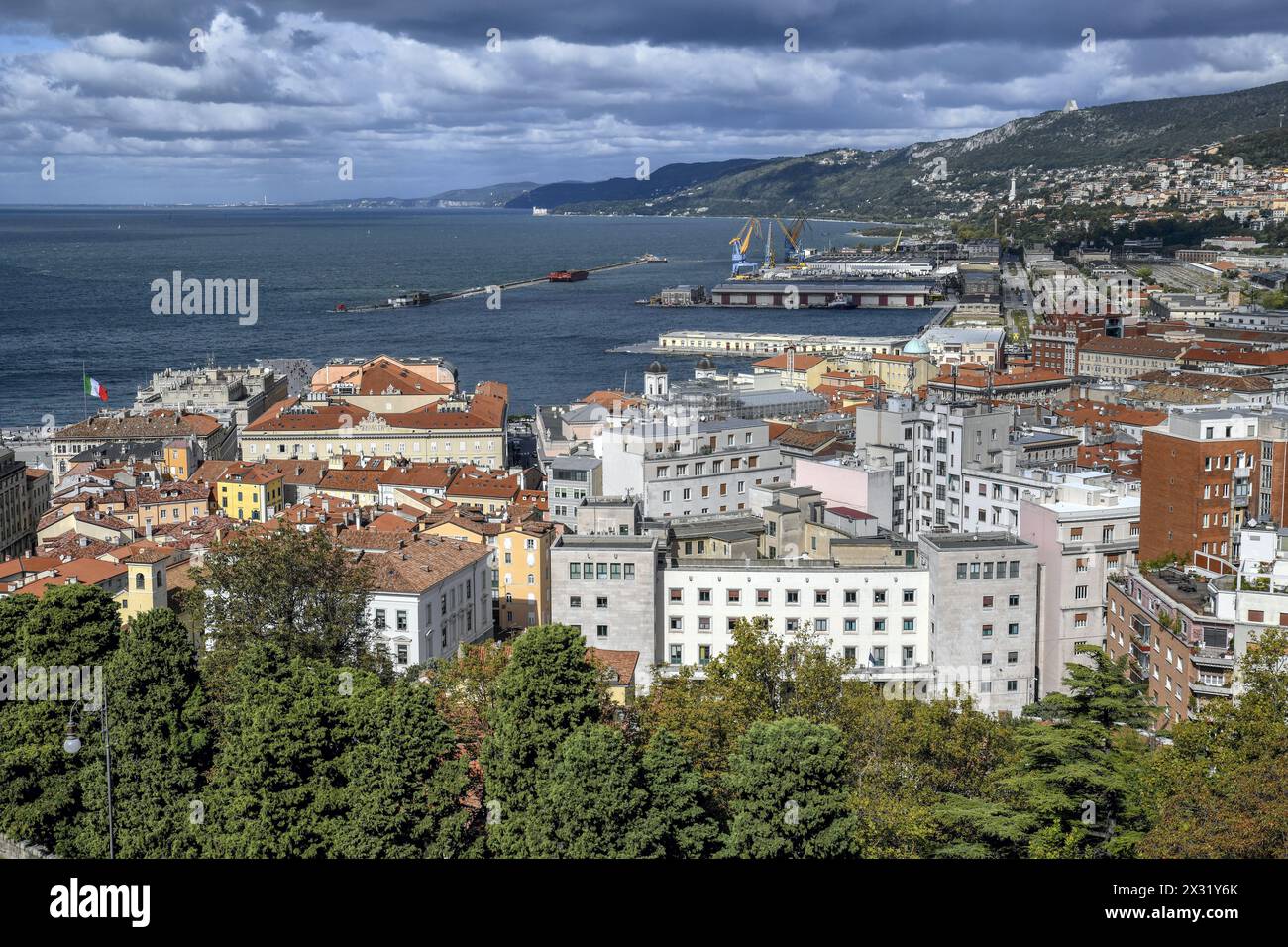Géographie / voyage, Italie, Frioul, Trieste, vue depuis la colline du château à travers la vieille ville, DROITS-SUPPLÉMENTAIRES-AUTORISATION-INFO-NON-DISPONIBLE Banque D'Images