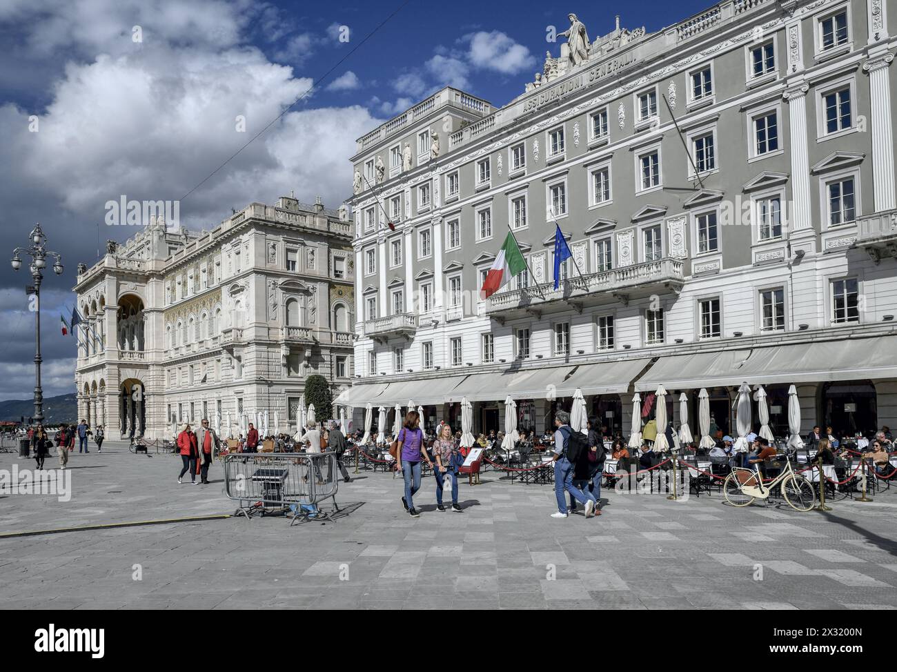 Géographie / voyage, Italie, Frioul, Trieste, café sur la Piazza UNITA d'Italia, AUTORISATION-DROITS-SUPPLÉMENTAIRES-INFO-NOT-AVAILABLE Banque D'Images