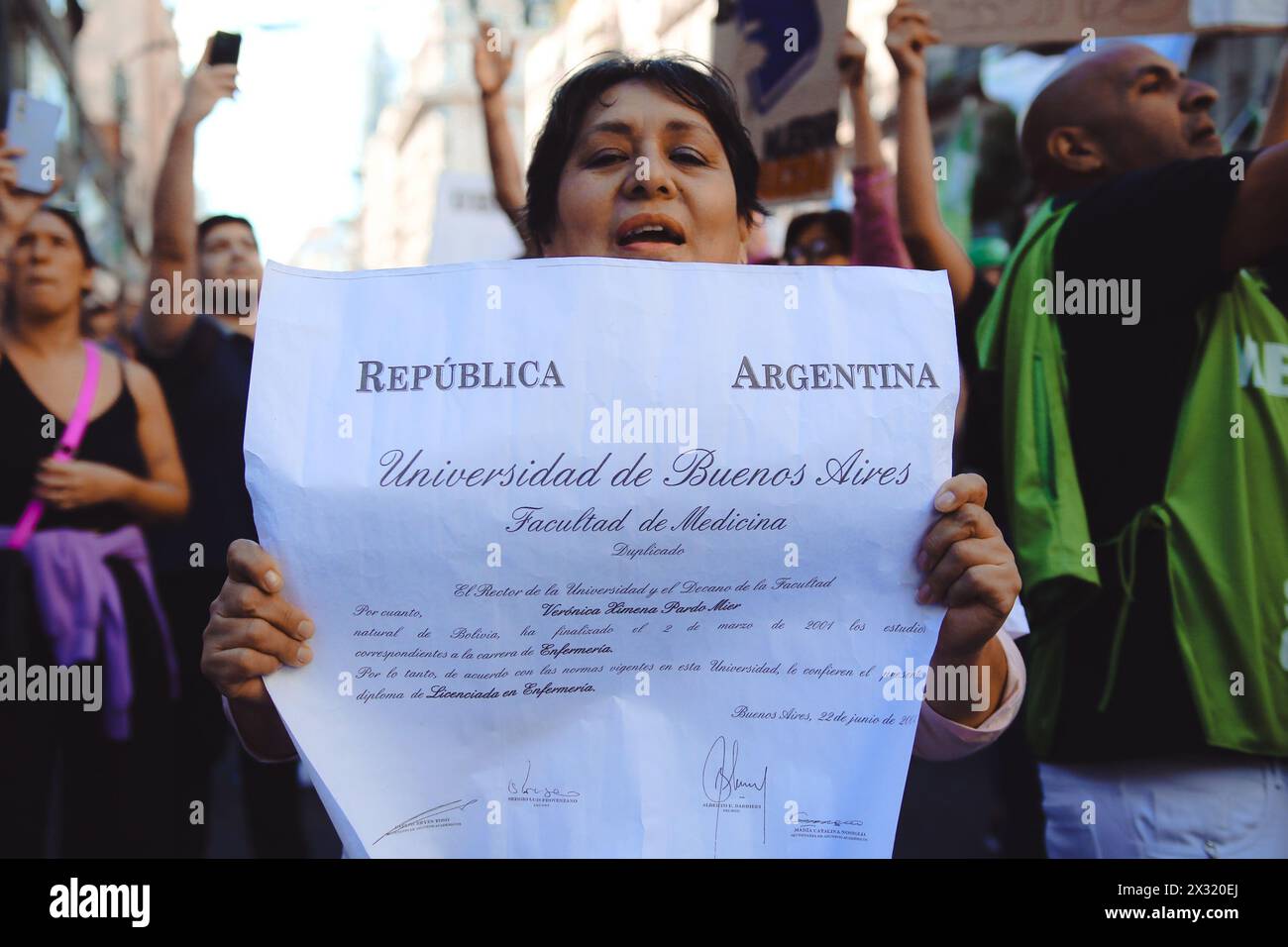 Buenos Aires, Argentine. 23 avril 2024. Des manifestants se rassemblent au Congrès national pour protester contre les coupes budgétaires dans les universités publiques en Argentine ( crédit : Néstor J. Beremblum/Alamy Live News Banque D'Images