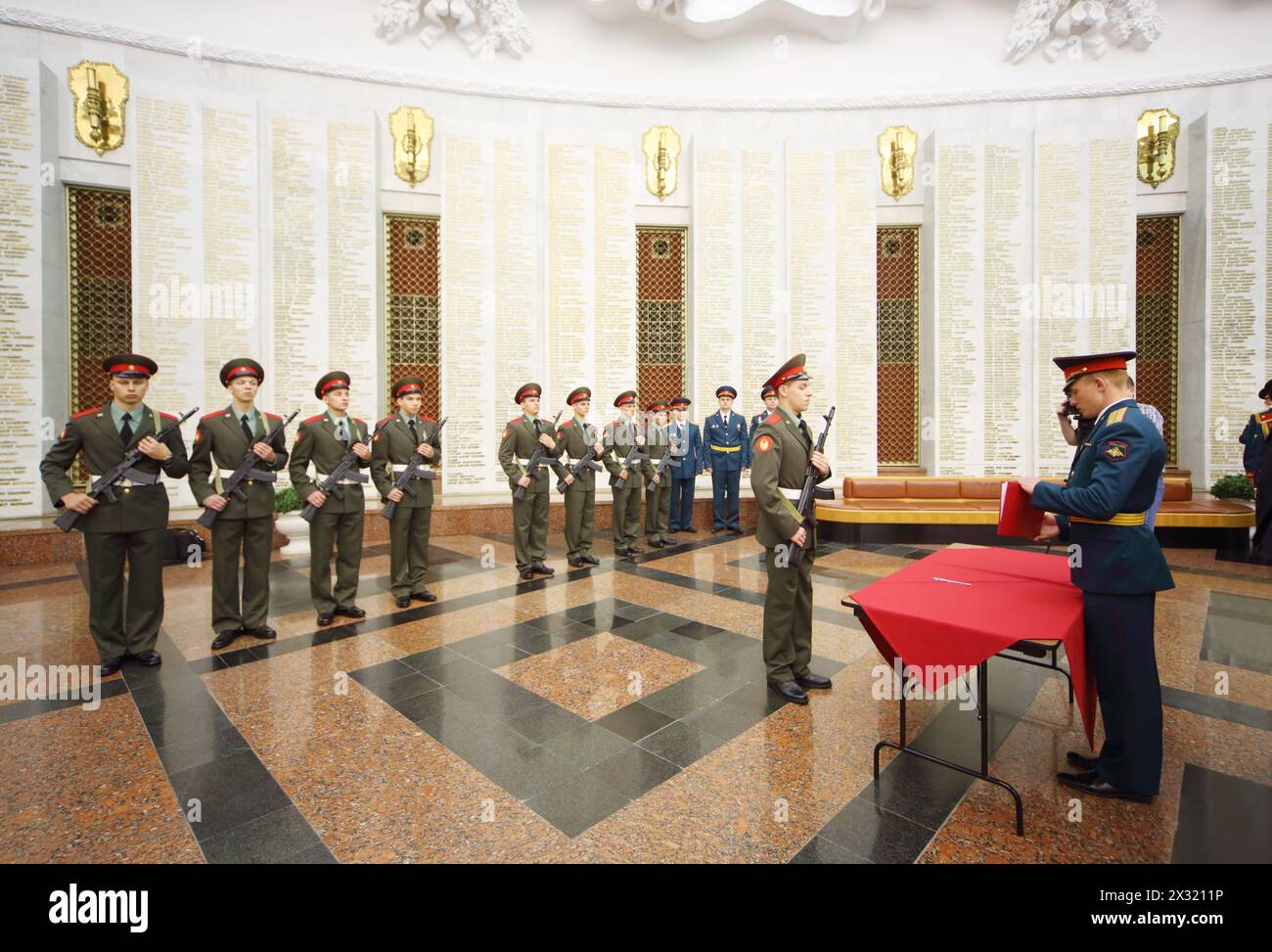 MOSCOU - 19 MAI : les athlètes russes candidats aux Jeux Olympiques de 2014 prêtent serment militaire au Musée de la Grande Guerre patriotique à Poklonnaya Banque D'Images
