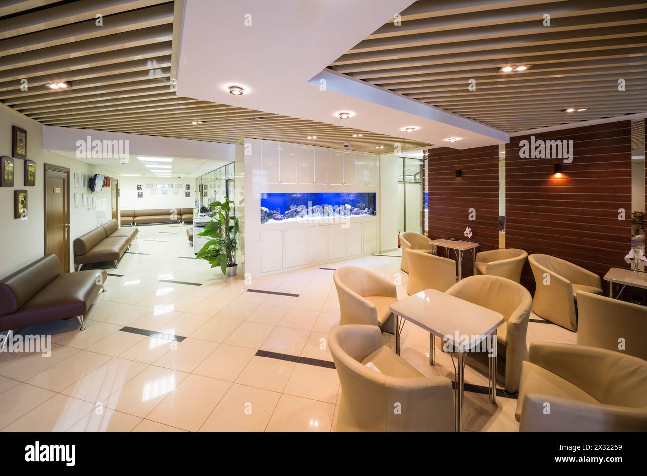 Belle grande réception d'entreprise avec tables, chaises et aquarium. Banque D'Images