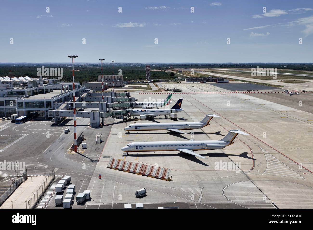 L'aéroport international de Bari en Italie, vu de la tour de contrôle de vol Banque D'Images