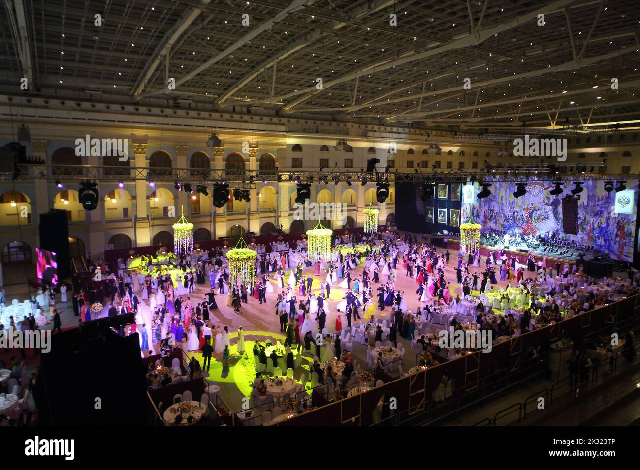 MOSCOU - MAI 25 : salle avec des tables et de belles personnes au 11ème bal viennois à Gostiny Dvor le 25 mai 2013 à Moscou, Russie. Banque D'Images