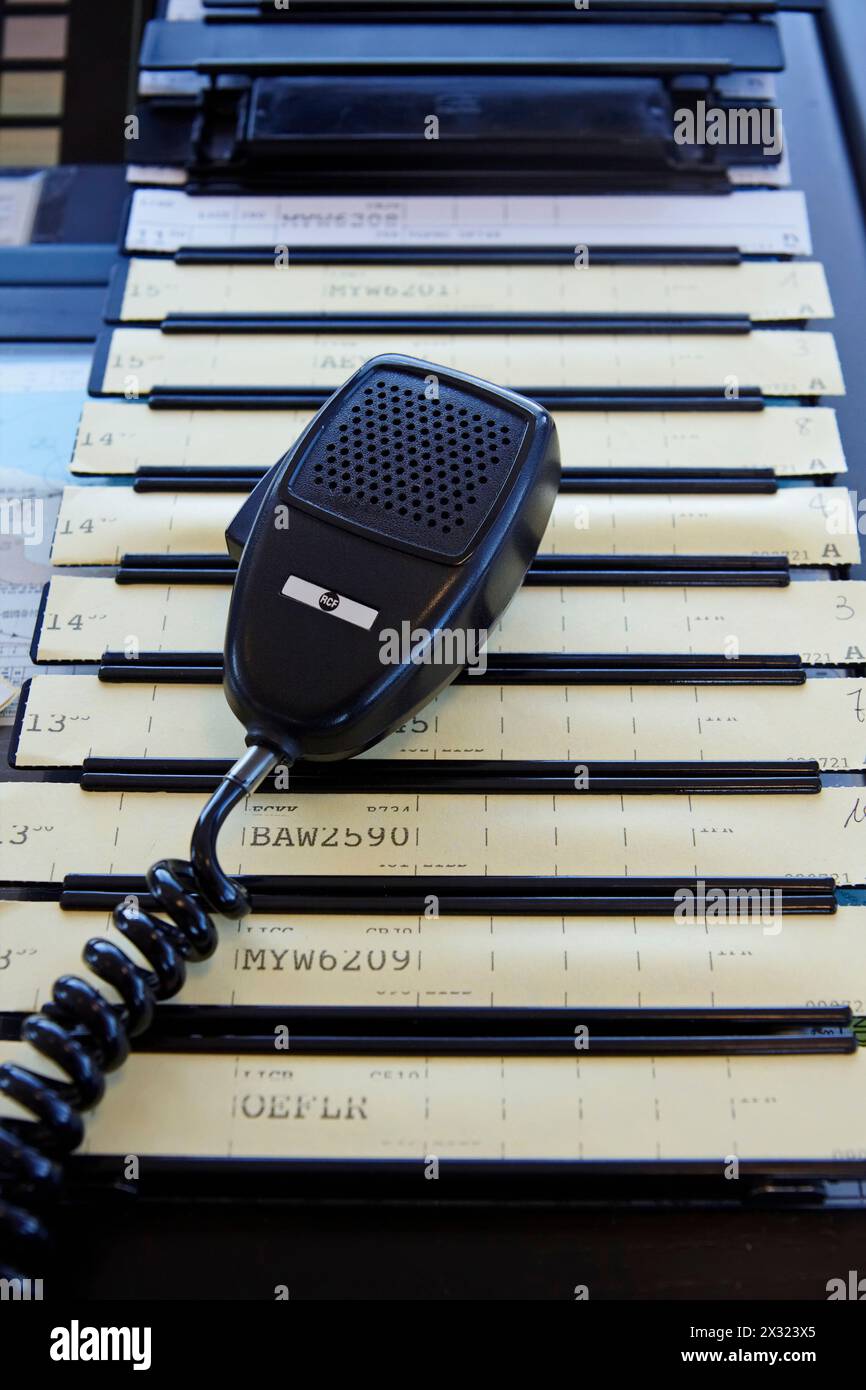 L'ITALIE, Bari, aéroport international, tour de contrôle de vol, les commandes de vol et des chaînes de contrôleur de vol microphone Banque D'Images