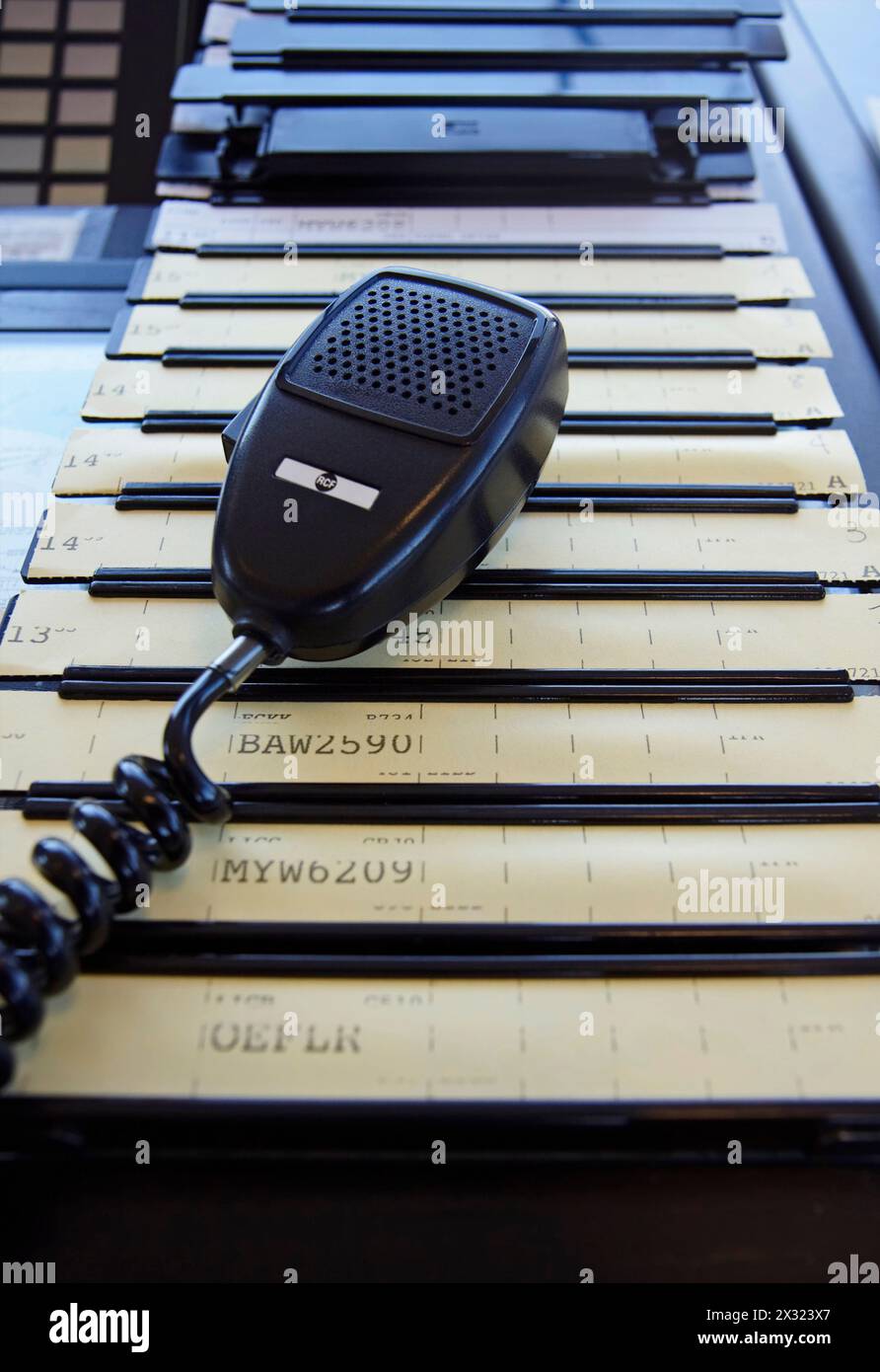 L'ITALIE, Bari, aéroport international, tour de contrôle de vol, les commandes de vol et des chaînes de contrôleur de vol microphone Banque D'Images