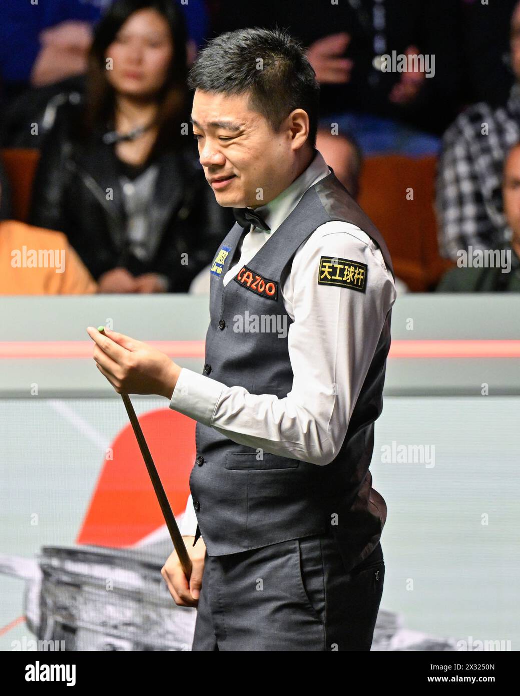 Ding Junhui réagit lors des Championnats du monde Cazoo 2024 au Crucible Theatre, Sheffield, Royaume-Uni, le 24 avril 2024 (photo de Cody Froggatt/News images) Banque D'Images