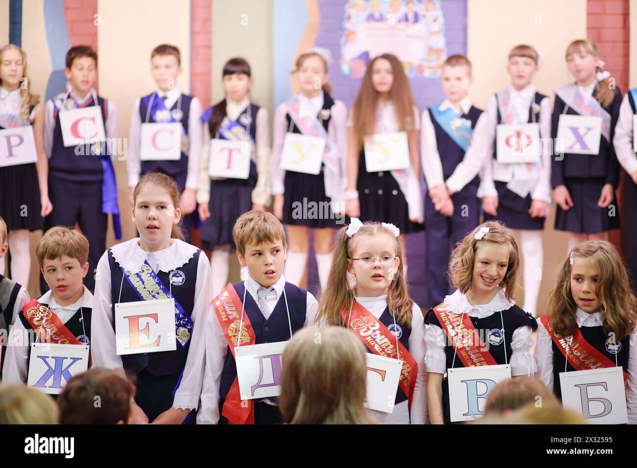 MOSCOU - MAI 27 : les finalistes de l'école primaire 1349 classe 4A chantent une chanson le 27 mai 2013 à Moscou. À Moscou, 1727 écoles (1588 publiques et 139 privées) Banque D'Images