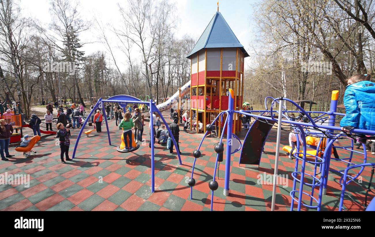 MOSCOU - 1er MAI : des enfants avec leurs parents jouent sur le terrain de jeu de Sokolniki le 1er mai 2013 à Moscou, Russie. Banque D'Images