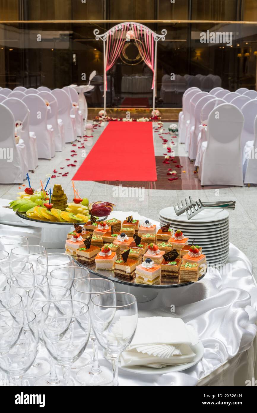 Salle vide pour une cérémonie de mariage avec table avec collations et verres Banque D'Images