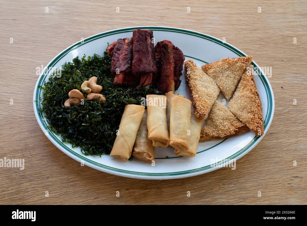 Cuisine chinoise : entrées ou côtés avec rouleaux de printemps, toasts de crevettes, côtes chinoises et algues Banque D'Images