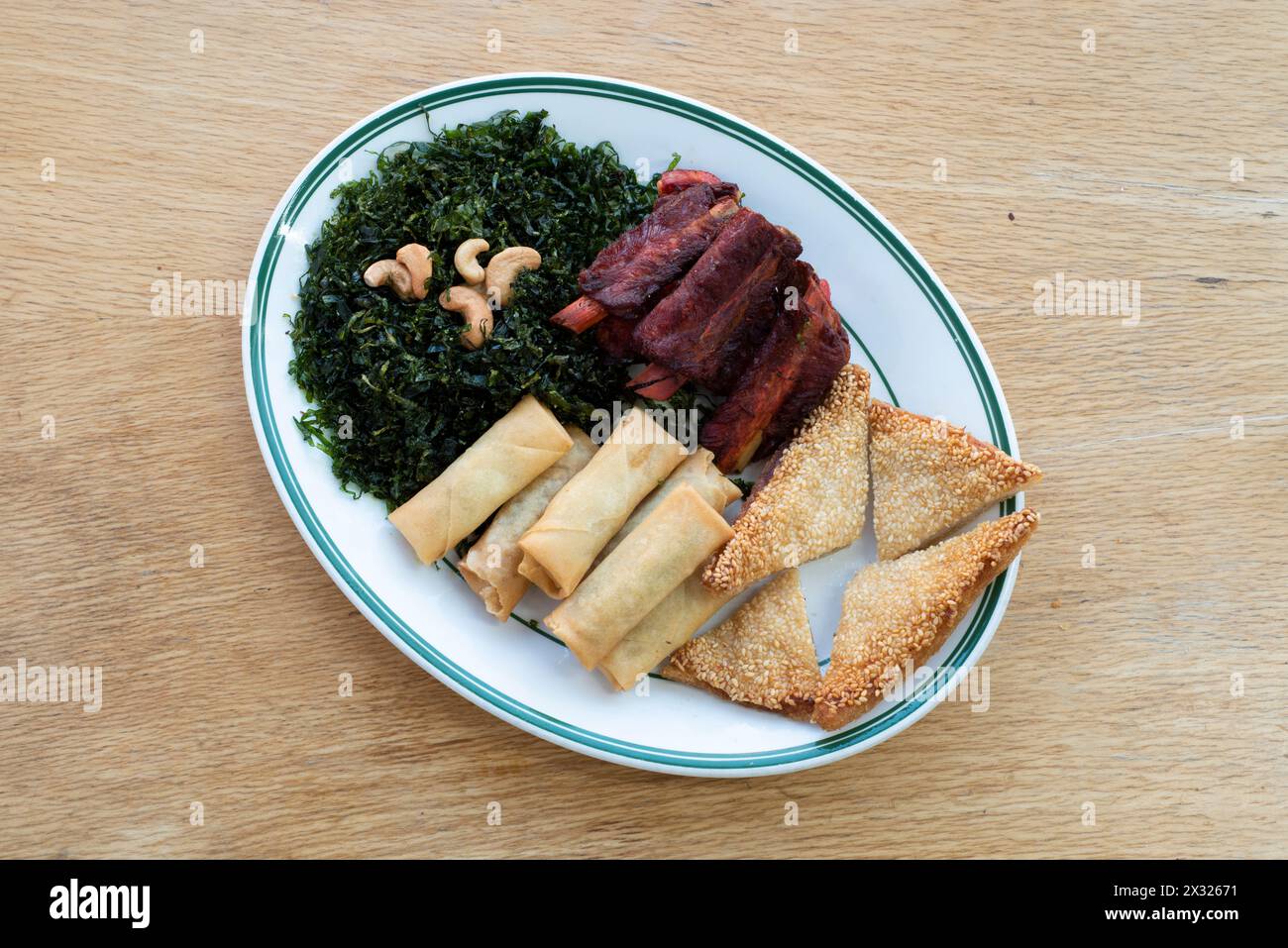 Cuisine chinoise : entrées ou côtés avec rouleaux de printemps, toasts de crevettes, côtes chinoises et algues Banque D'Images