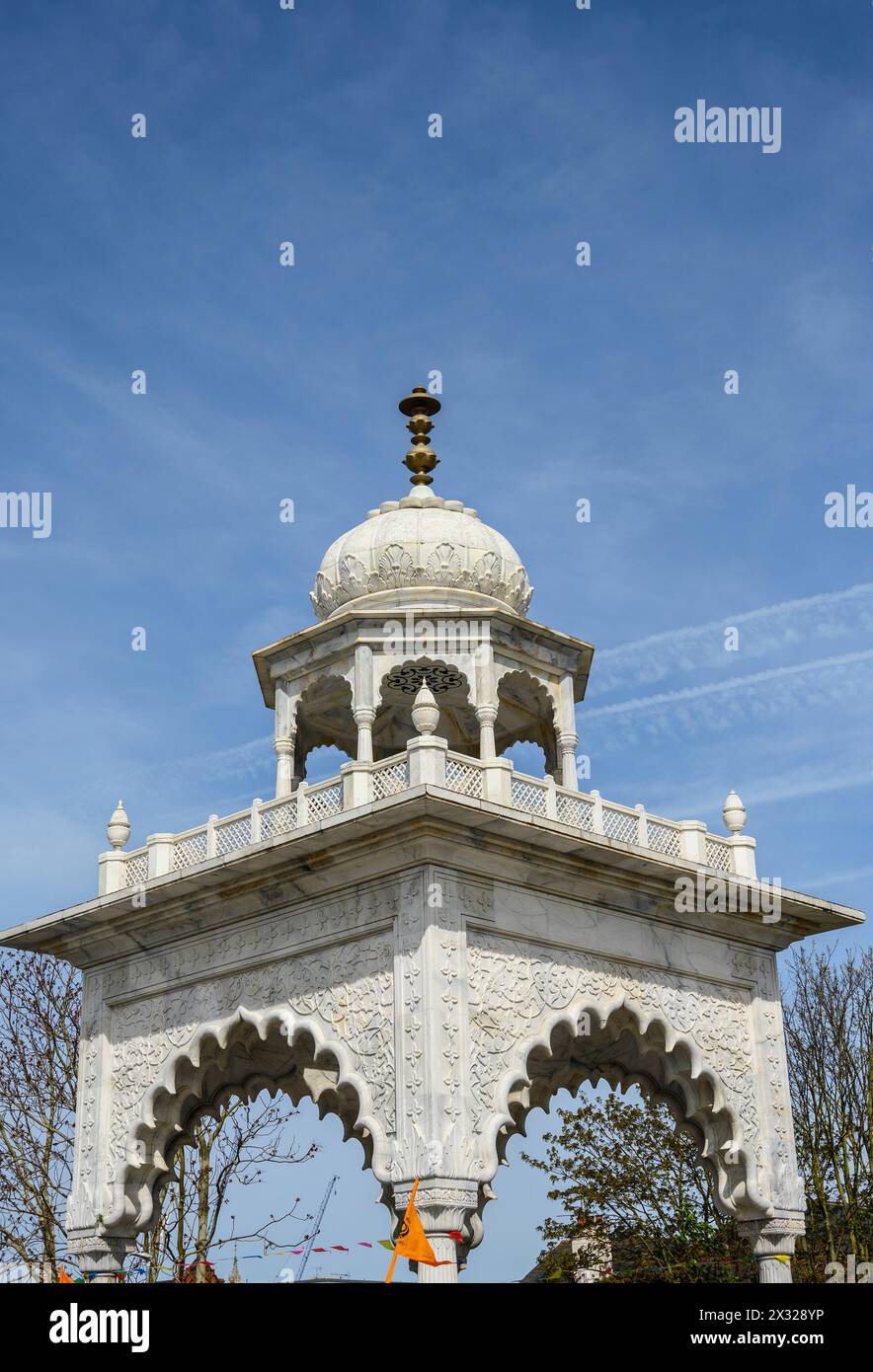 Gravesend, Kent, Royaume-Uni. Porte d'entrée du temple Guru Nanak Darbar Gurdwara Banque D'Images