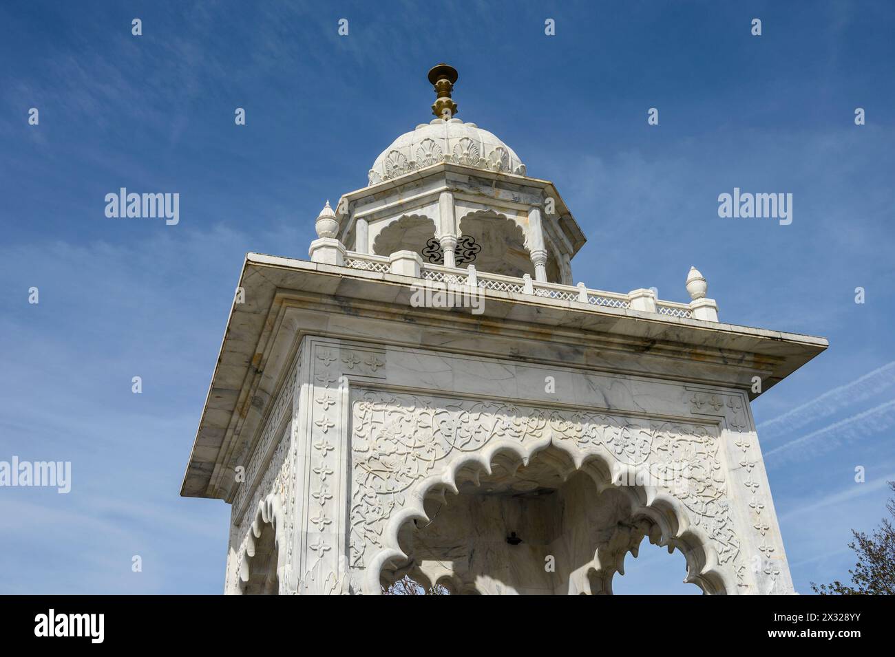 Gravesend, Kent, Royaume-Uni. Porte d'entrée du temple Guru Nanak Darbar Gurdwara Banque D'Images