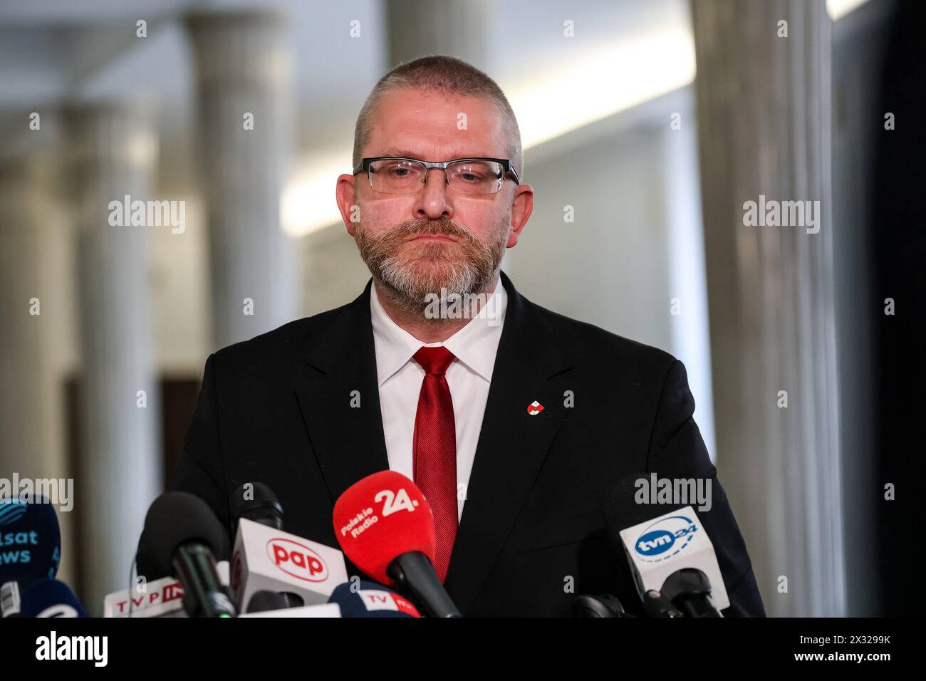 Varsovie, Pologne, 24 avril. 2024. Grzegorz Braun, membre du Parlement polonais, s'adresse aux médias lors de la neuvième session du Parlement polonais dans le bâtiment du Parlement, rue Wiejska, à Varsovie, capitale de la Pologne. Le parlement discute des questions controversées de l'État de droit. Crédit : Dominika Zarzycka/Alamy Live News. Banque D'Images