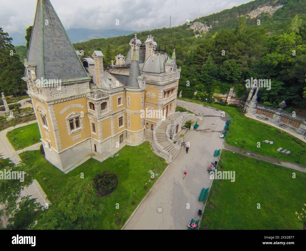 YALTA - août 30 : pelouse verte devant le palais Massandra le 30 août 2013 à Yalta, Ukraine. Vue depuis un quadrocoptère sans pilote. Banque D'Images