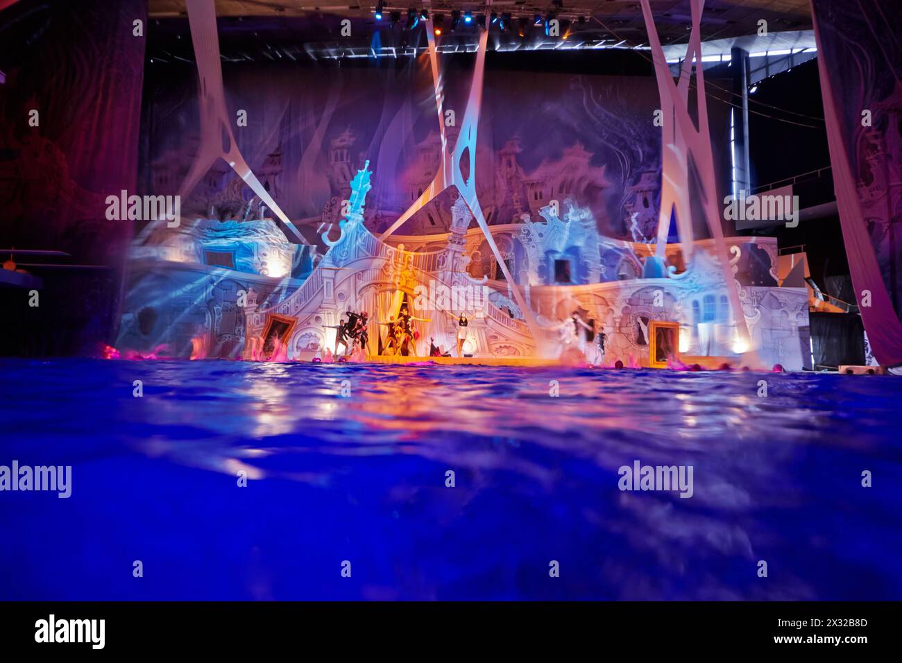 MOSCOU - Jan 8 : (vue en angle bas) personnages de conte de fées sur scène à la piscine du complexe sportif Olympyisky lors d'un spectacle musical à travers le G regardant Banque D'Images