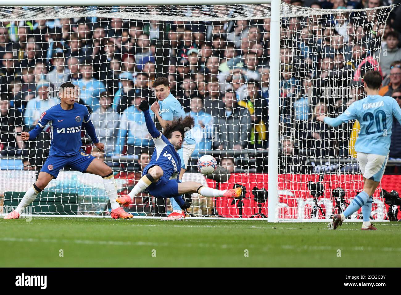 Bernardo Silva de Manchester City marque le but gagnant, ce qui fait 1-0 - Manchester City v Chelsea, la demi-finale de la Coupe FA Emirates, stade de Wembley, Londres, Royaume-Uni - 20 avril 2024 Banque D'Images