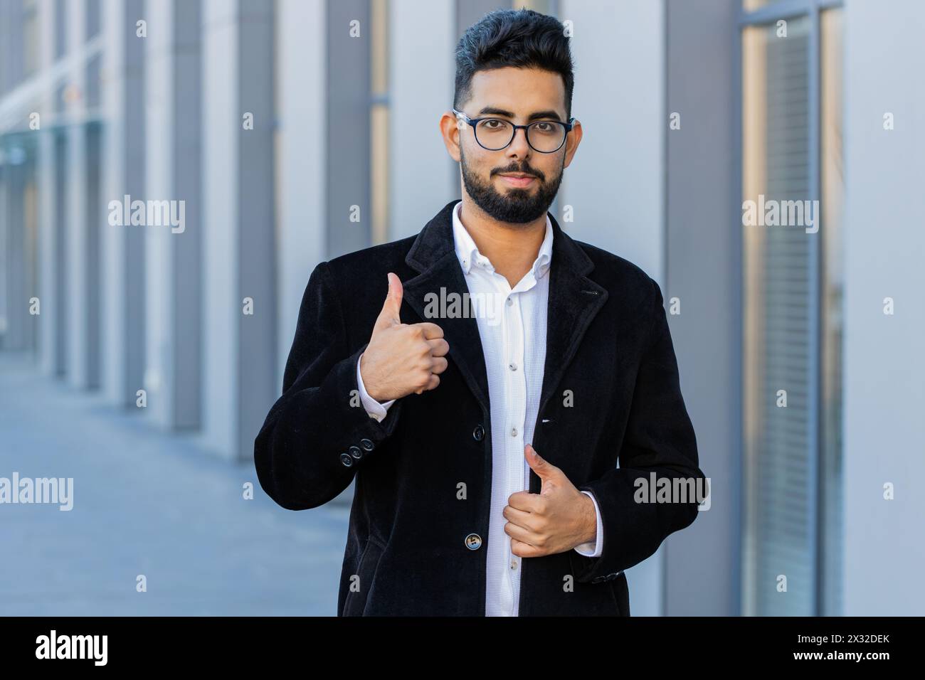 J'aime. Heureux homme d'affaires indien soulève les pouces vers le haut accepte donne une réponse positive recommande la publicité aime la rétroaction de bonne idée, célébrant la victoire de succès. Arabian Hindu freelance gars dans la rue de la ville Banque D'Images