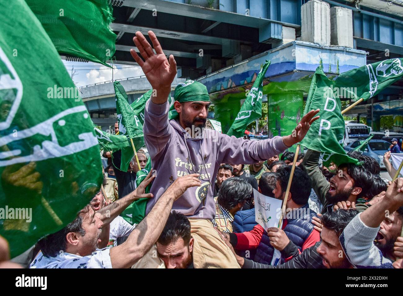 Srinagar, Inde. 24 avril 2024. Un partisan du Parti démocratique du peuple (PDP) crie des slogans lors d'un rassemblement électoral à Srinagar. (Photo de Saqib Majeed/SOPA images/Sipa USA) crédit : Sipa USA/Alamy Live News Banque D'Images