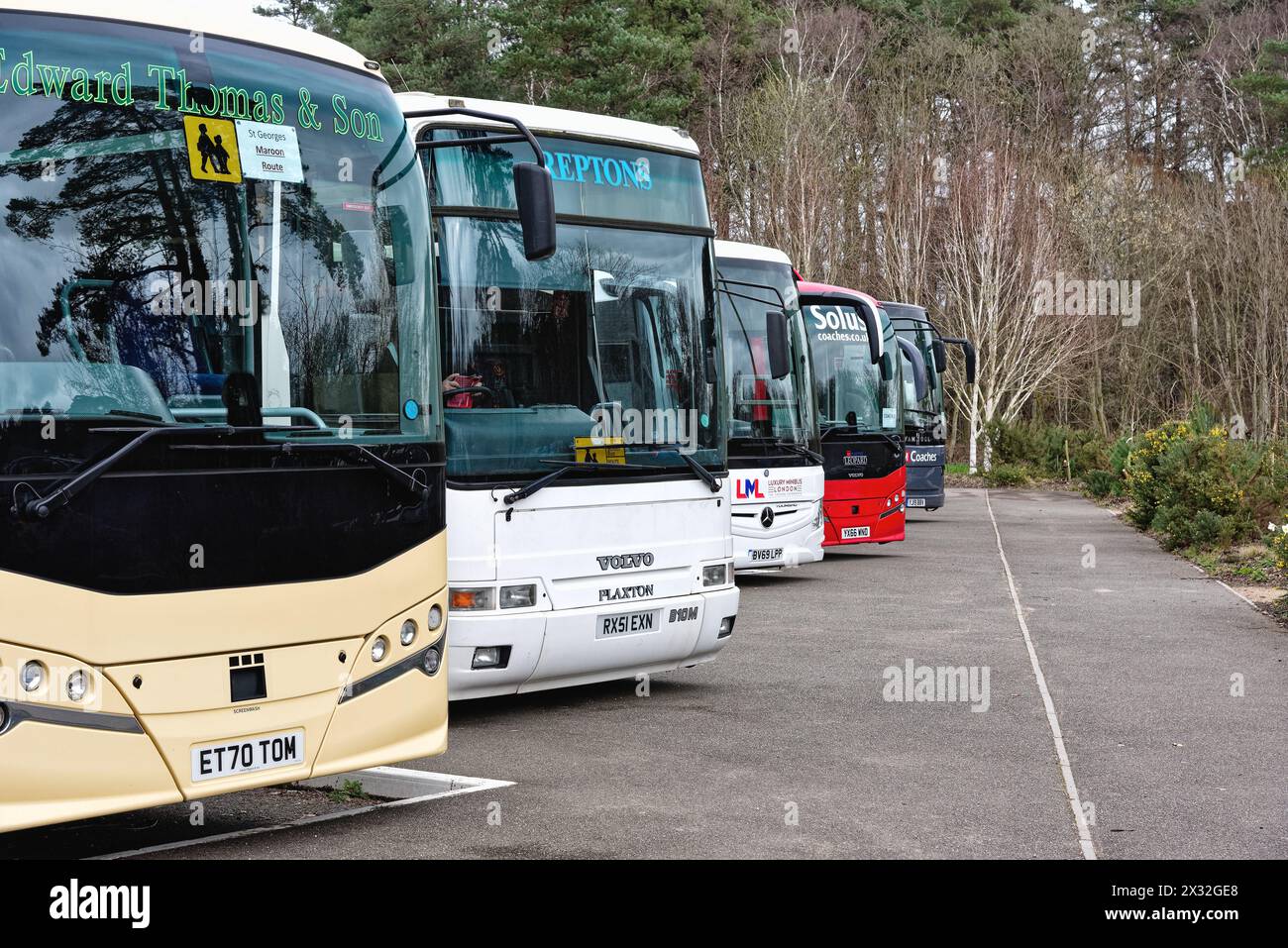Les autocars à impériale stationnés dans un parc d'autocars dans le Surrey Angleterre, au Royaume-Uni Banque D'Images
