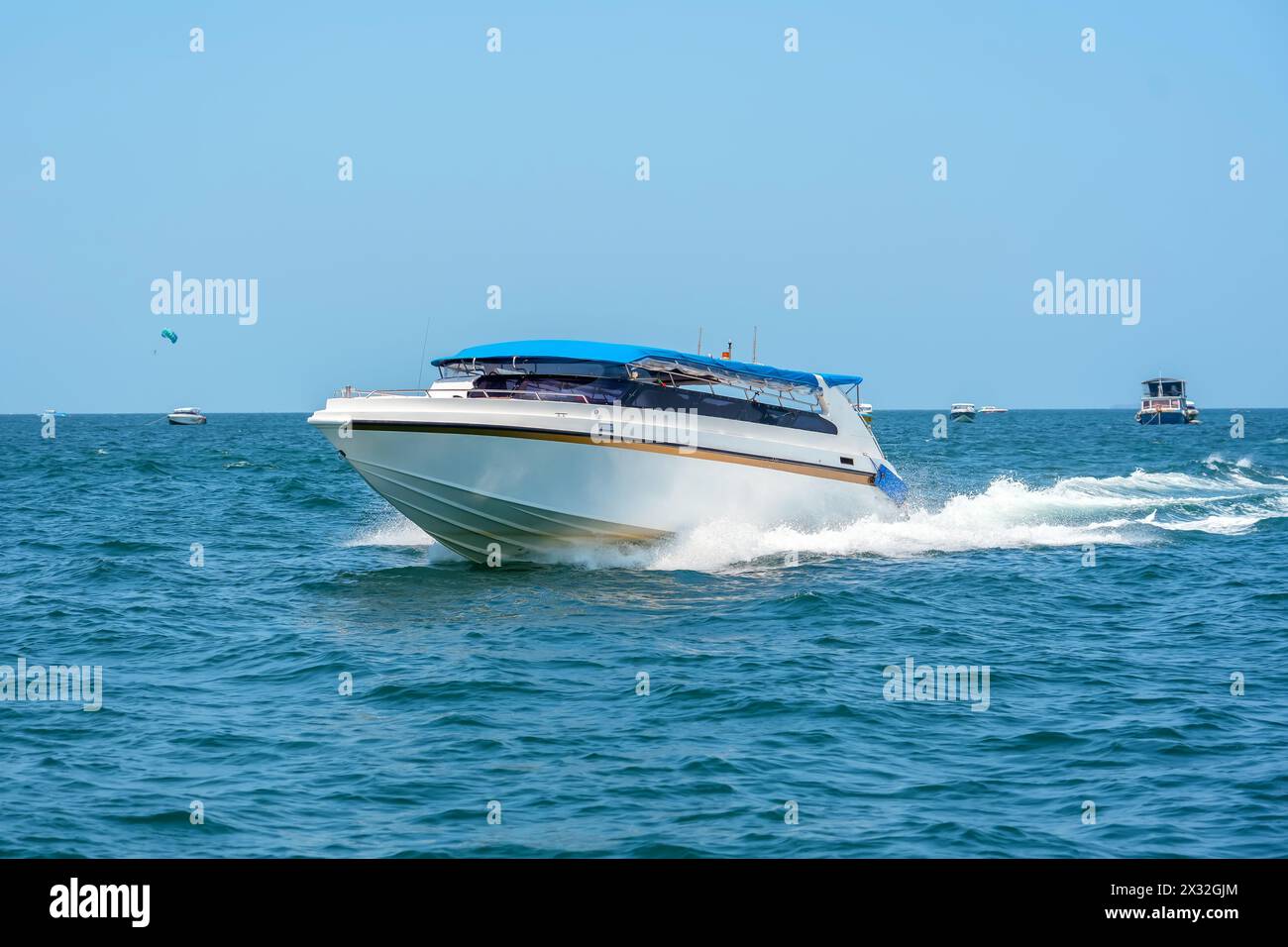 Bateau de vitesse de la mer ruée sur l'eau. Banque D'Images