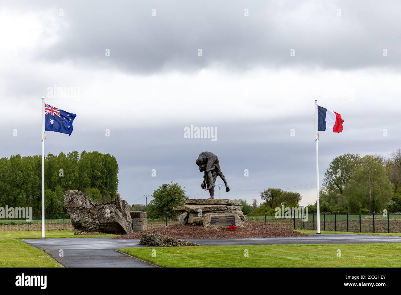 France. 24 avril 2024. © PHOTOPQR/VOIX DU NORD/PASCAL Bonniere ; 24/04/2024 ; FROMELLES 24.04.2024 Ceremony de l Anzac Day . Parc du Mémorial australien . PHOTO PASCAL Boniere/LA VOIX DU NORD cérémonie au cimetière militaire de Fromelles le 24 avril 2024 crédit : MAXPPP/Alamy Live News Banque D'Images