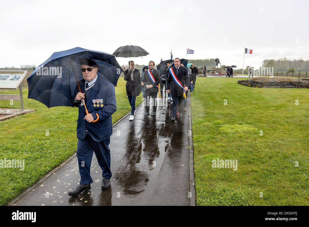 France. 24 avril 2024. © PHOTOPQR/VOIX DU NORD/PASCAL Bonniere ; 24/04/2024 ; FROMELLES 24.04.2024 Ceremony de l Anzac Day . Parc du Mémorial australien . PHOTO PASCAL Boniere/LA VOIX DU NORD cérémonie au cimetière militaire de Fromelles le 24 avril 2024 crédit : MAXPPP/Alamy Live News Banque D'Images