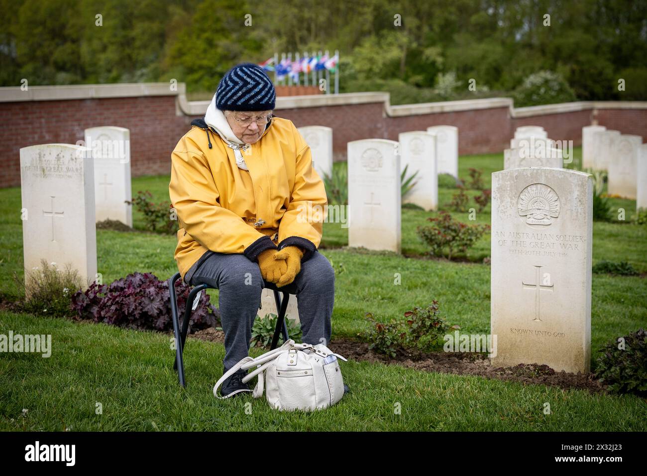 France. 24 avril 2024. © PHOTOPQR/VOIX DU NORD/PASCAL Bonniere ; 24/04/2024 ; FROMELLES 24.04.2024 Ceremony de l Anzac Day . Cimetière militaire australien . PHOTO PASCAL Boniere/LA VOIX DU NORD cérémonie au cimetière militaire de Fromelles le 24 avril 2024 crédit : MAXPPP/Alamy Live News Banque D'Images