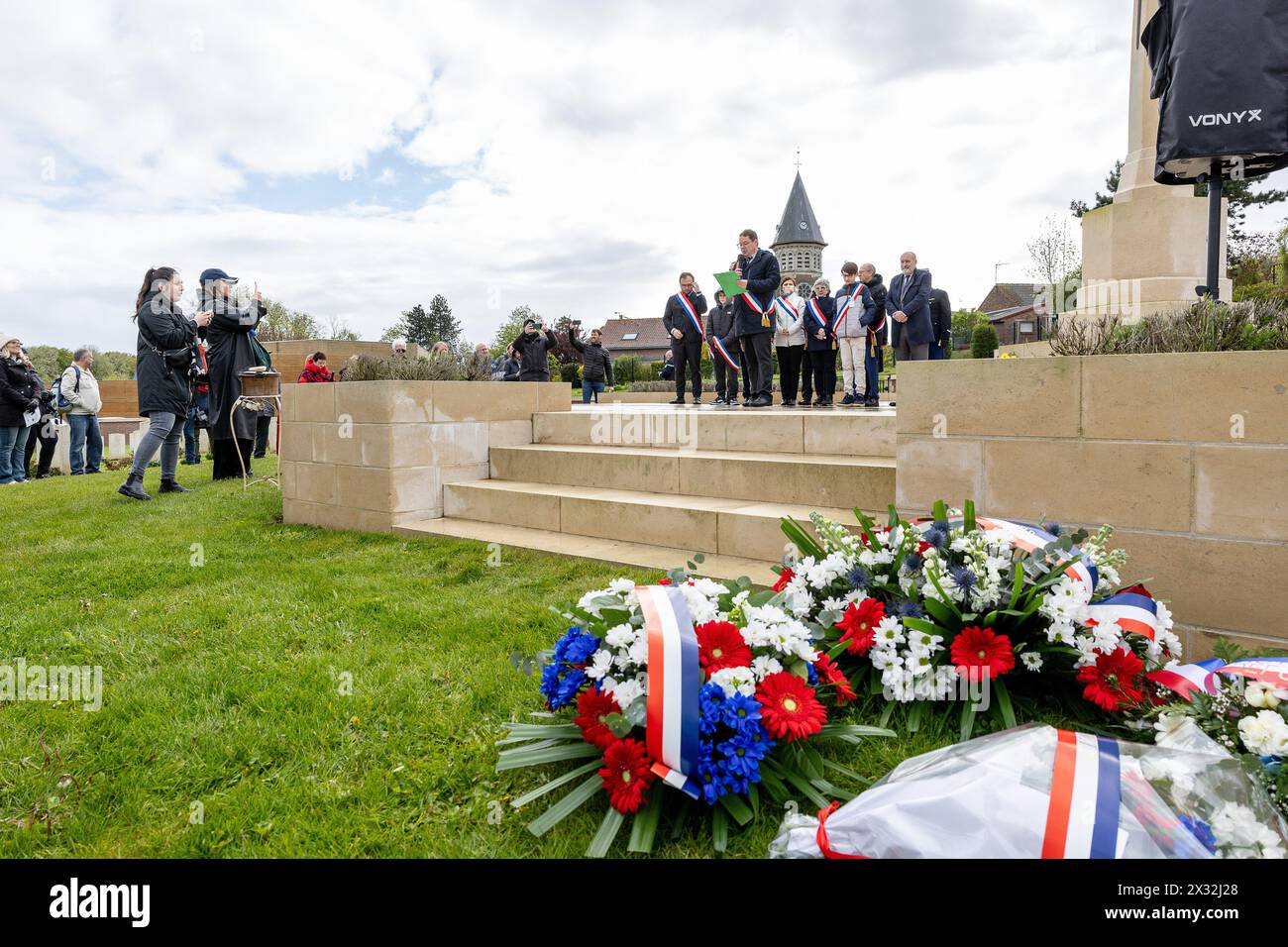 France. 24 avril 2024. © PHOTOPQR/VOIX DU NORD/PASCAL Bonniere ; 24/04/2024 ; FROMELLES 24.04.2024 Ceremony de l Anzac Day . Cimetière militaire australien . PHOTO PASCAL Boniere/LA VOIX DU NORD cérémonie au cimetière militaire de Fromelles le 24 avril 2024 crédit : MAXPPP/Alamy Live News Banque D'Images