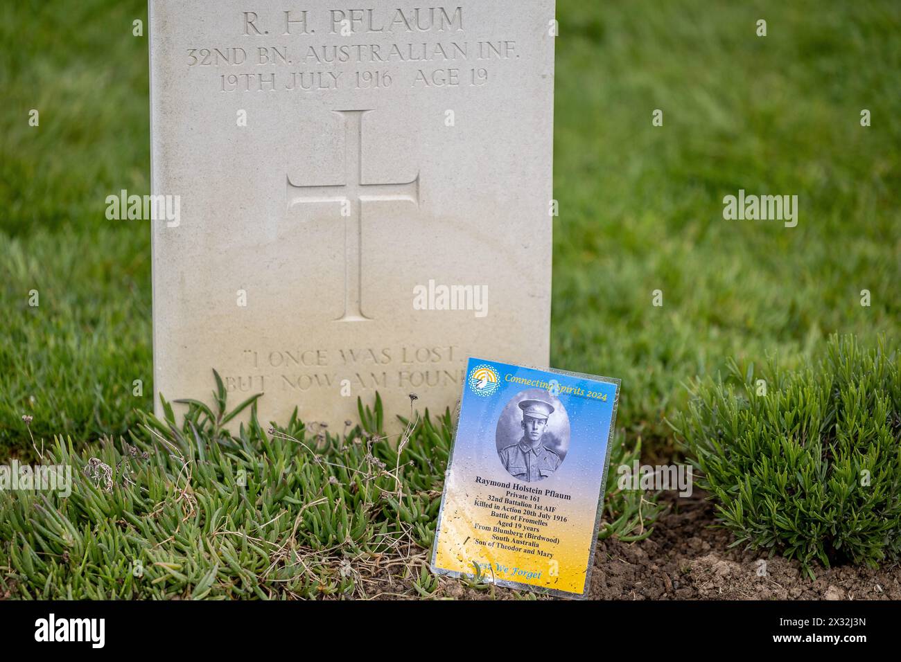 France. 24 avril 2024. © PHOTOPQR/VOIX DU NORD/PASCAL Bonniere ; 24/04/2024 ; FROMELLES 24.04.2024 Ceremony de l Anzac Day . Cimetière militaire australien . PHOTO PASCAL Boniere/LA VOIX DU NORD cérémonie au cimetière militaire de Fromelles le 24 avril 2024 crédit : MAXPPP/Alamy Live News Banque D'Images