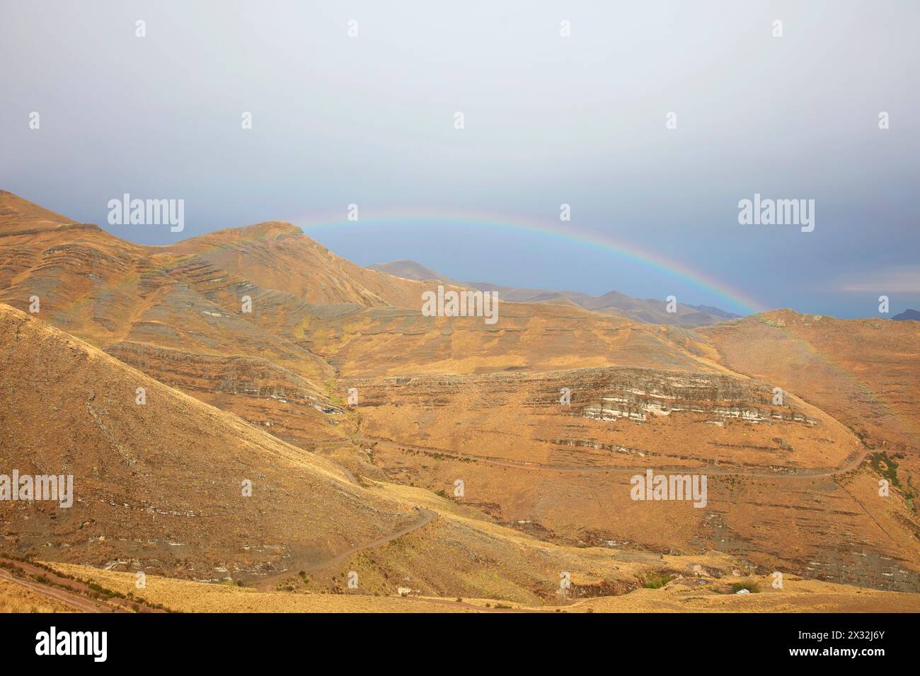 Un arc-en-ciel au-dessus de la montagne sur la route de Santa Ana, Jujuy, Nord-Ouest argentin. Banque D'Images