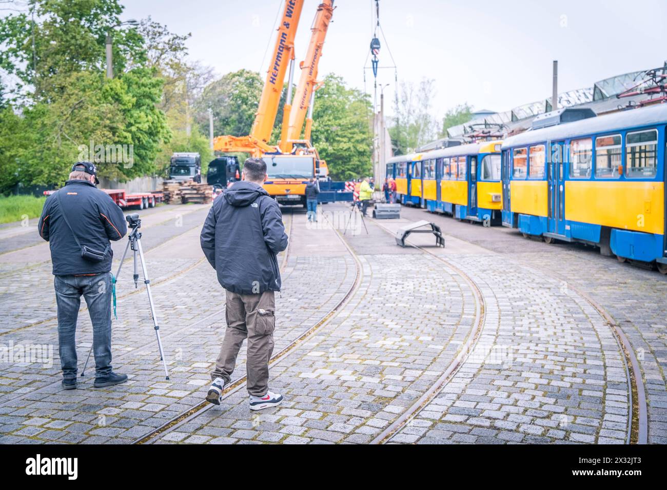 IM dritten Jahr des Konflikts in der Ukraine setzt die Stadt Leipzig ihr engagement für humanitäre Unterstützung fort. Dies beinhaltet verschiedene Maßnahmen, darunter Soimmédiilfe und materielle Unterstützung. ALS Teil dieser Bemühungen werden die Leipziger Verkehrsbetriebe nun 26 ausgemusterte Tatra-Fahrzeuge zur Verfügung stellen. Die Fahrzeuge werden von einem ukrainisch-polnischen Transportunternehmen verladen. Die ersten 7 Fahrzeuge haben bereits in der Nacht die Stadt in Richtung Dnipro verlassen, während die verbleibenden Fahrzeuge in den kommenden Wochen folgen werden. Dies markiert EI Banque D'Images