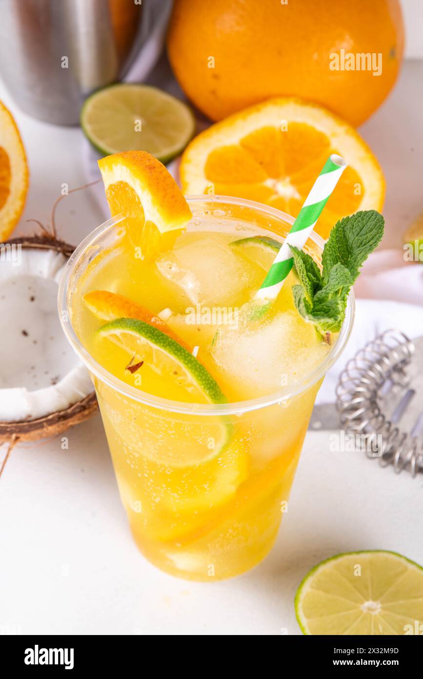 Boisson mojito à la limonade à l'orange et à la noix de coco, cocktail glacé d'été, mocktail avec fruits frais et jus de fruits Banque D'Images
