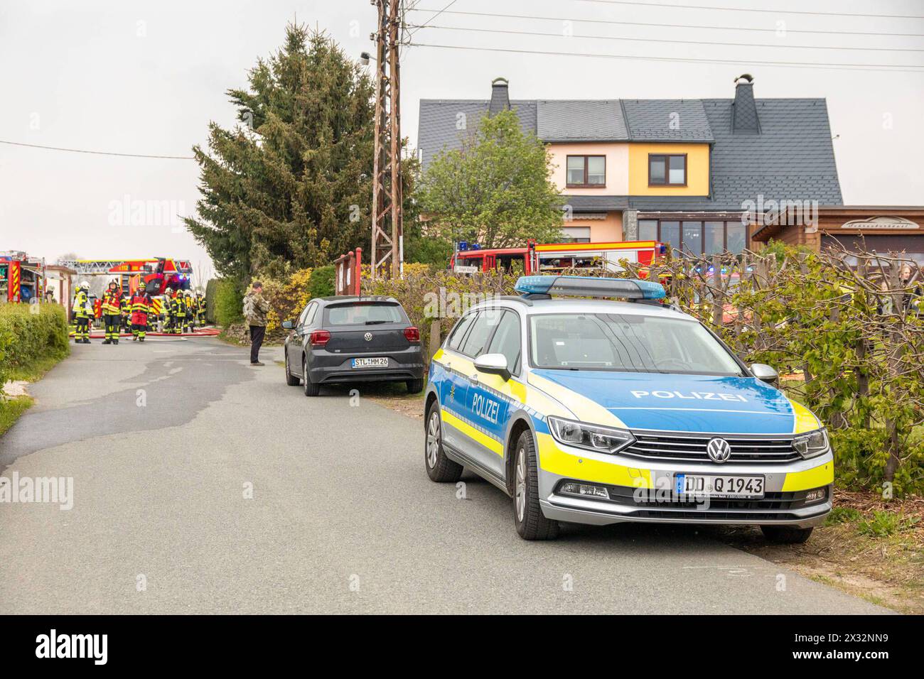 240424Kellerbrand News ID : en 2024-04-04-2 Kellerbrand in Wohnhaus Eine verletzte personne Niederwürschnitz. BEI einem Brand in einem Keller, in einem Wohnhaus in der Straße Enge Gasse ist am Mittwochnachmittag eine person verletzt worden. Gegen 13 Uhr rückten Einsatzkräfte von Feuerwehr, Rettungsdienst und Polizei zu dem Wohnhaus in einer Siedlung, aus. BEI Ankunft der ersten Kräfte hatten die Bewohner das Wohnhaus bereits verlassen. Zudem brannte es in im Keller des Hauses und dichter Rauch hatte sich bereits im gesamten Haus ausgebreitet. Umgehend begann die Feuerwehr mit dem Löschangriff. F Banque D'Images