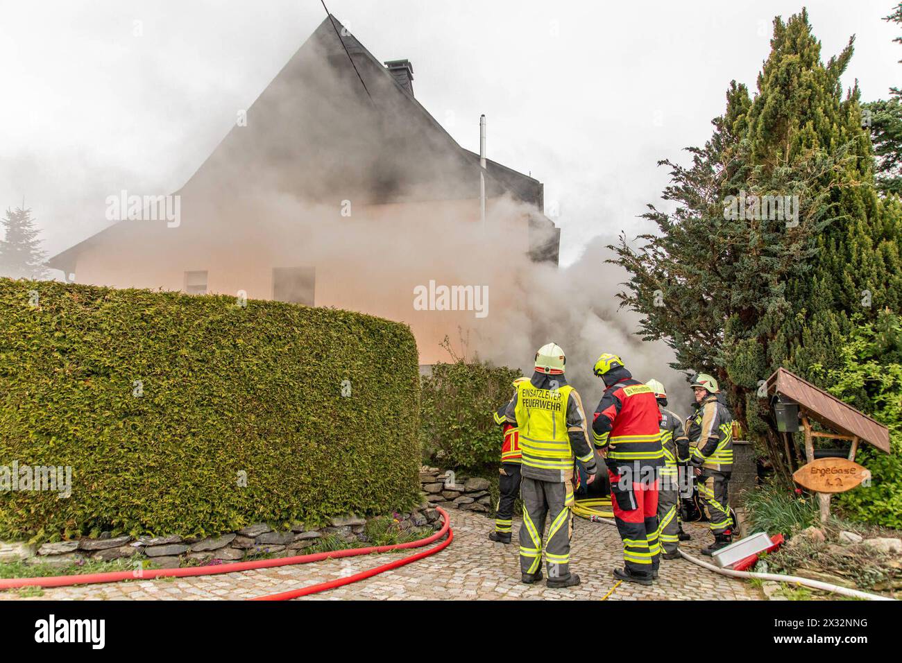 240424Kellerbrand News ID : en 2024-04-04-2 Kellerbrand in Wohnhaus Eine verletzte personne Niederwürschnitz. BEI einem Brand in einem Keller, in einem Wohnhaus in der Straße Enge Gasse ist am Mittwochnachmittag eine person verletzt worden. Gegen 13 Uhr rückten Einsatzkräfte von Feuerwehr, Rettungsdienst und Polizei zu dem Wohnhaus in einer Siedlung, aus. BEI Ankunft der ersten Kräfte hatten die Bewohner das Wohnhaus bereits verlassen. Zudem brannte es in im Keller des Hauses und dichter Rauch hatte sich bereits im gesamten Haus ausgebreitet. Umgehend begann die Feuerwehr mit dem Löschangriff. F Banque D'Images