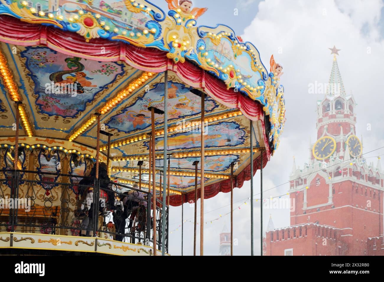 MOSCOU, RUSSIE - DEC 8, 2013 : enfants au carrousel près de la tour Spasskaya pendant la foire de Noël (zone de foire est d'environ 2 mille mètres carrés). Banque D'Images