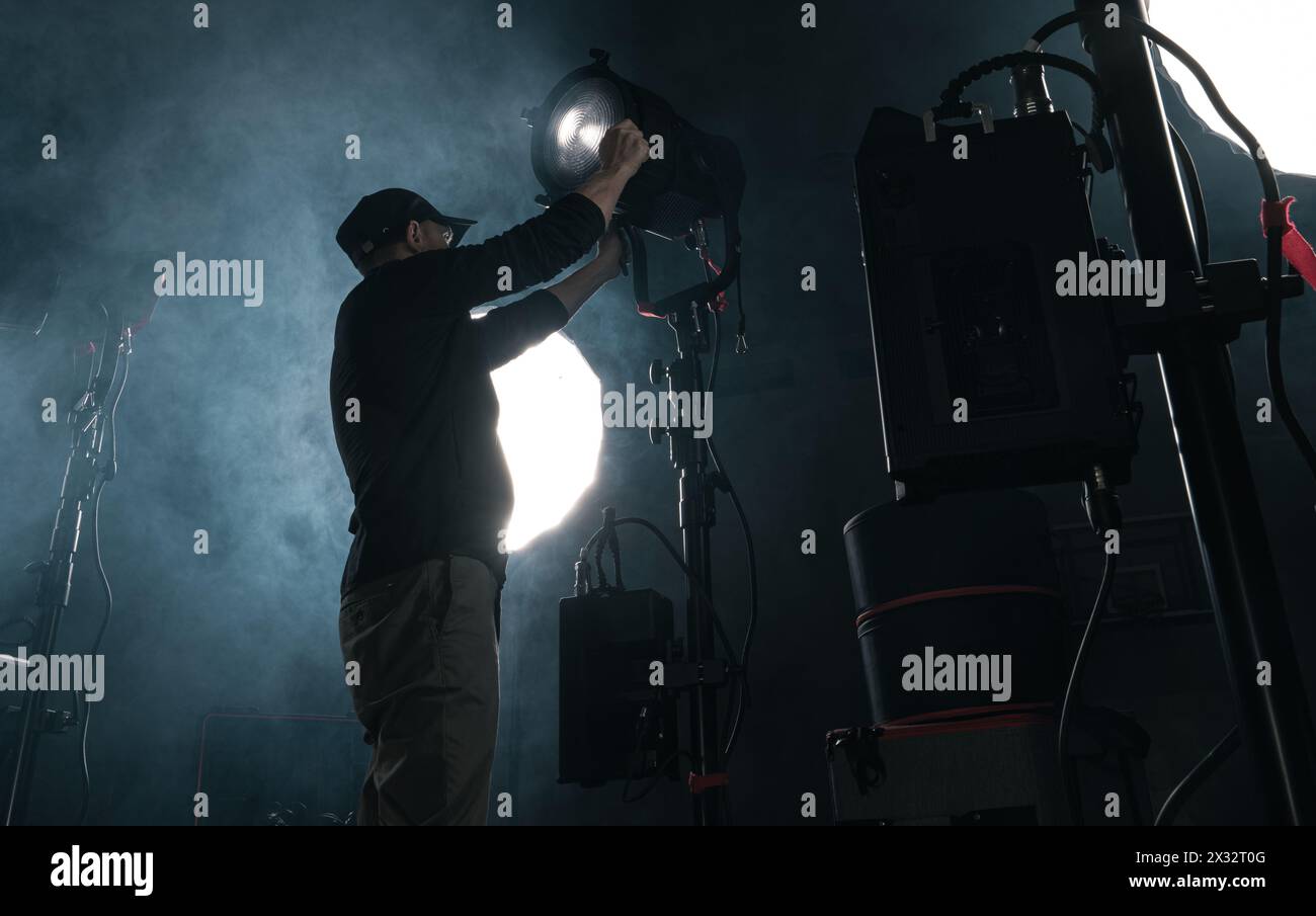 Professionnel film Making éclairage LED assemblé par un technicien caucasien dans ses années 40 Thème de production cinématographique. Banque D'Images
