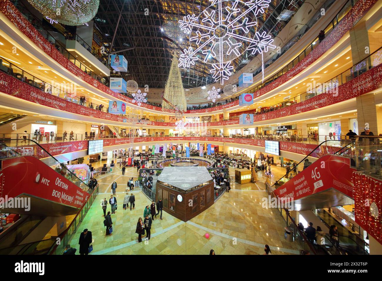 RUSSIE, MOSCOU - 14 décembre 2013 : les gens marchent au centre commercial de décoration de Noël Afimall. Banque D'Images